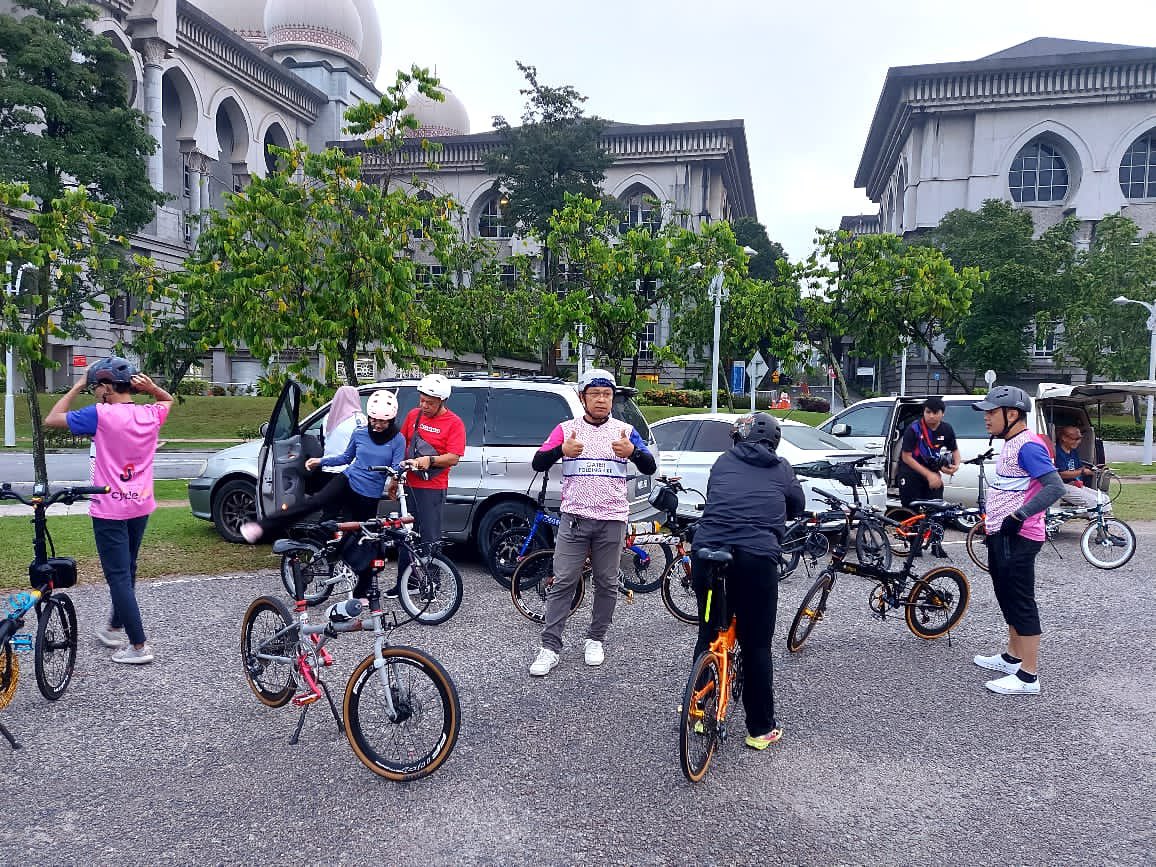 edyham's tweet photo. Sebelum mula kayuhan ceria putrajaya dlm acara #putrajayaopenday2023 kita setting dlu basikal #alangbronok #gfbfamily #gatehfoldingbike #foldingbike https://t.co/M3oRSZh6FT