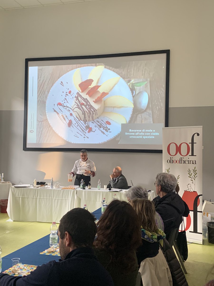 🤗Peccato non sentirne né il gusto né il profumo: questo è l’olio di @OlioOfficina Festival, l’happening internazionale ideato e diretto da @LuigiCaricato, scrittore, giornalista e oleologo tra i massimi esperti. . ↪️olioofficina.it/olio-officina-… . #olio #olioextravergine