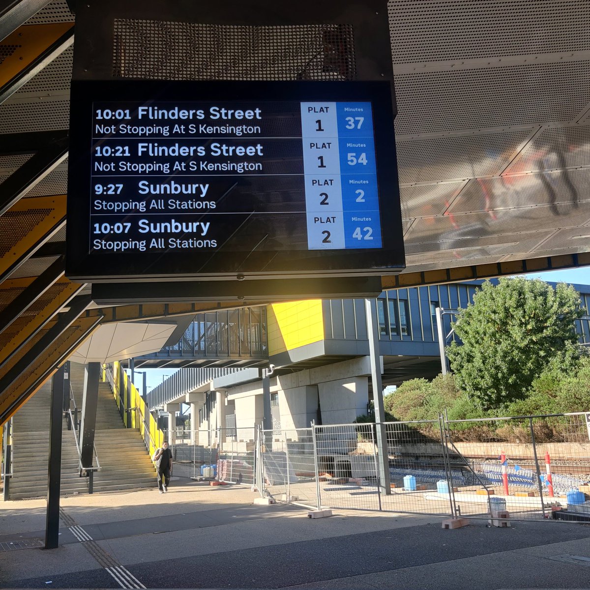 PierreVairo's tweet image. Sunshine Station - trains every 10m to:

Avalon Airshow ✅ 
To the city? ❌ No Chance!!  

#moreservicesplease