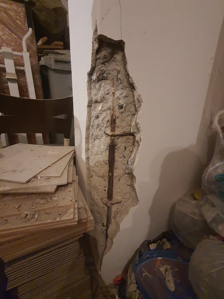 1992 de inşa edilmiş binada 28 daireyi taşıyan yorgun kolonlar... Pek çoğu üzerindeki düşey çatlaklarla sinyal veriyor... Sorun:  deniz kumu, çürümüş donatlar, yetersiz donatı yerleşim detayları ve düşük beton dayanimi ..  Ne yapılacağını bilemeyen bina sakinleri ...