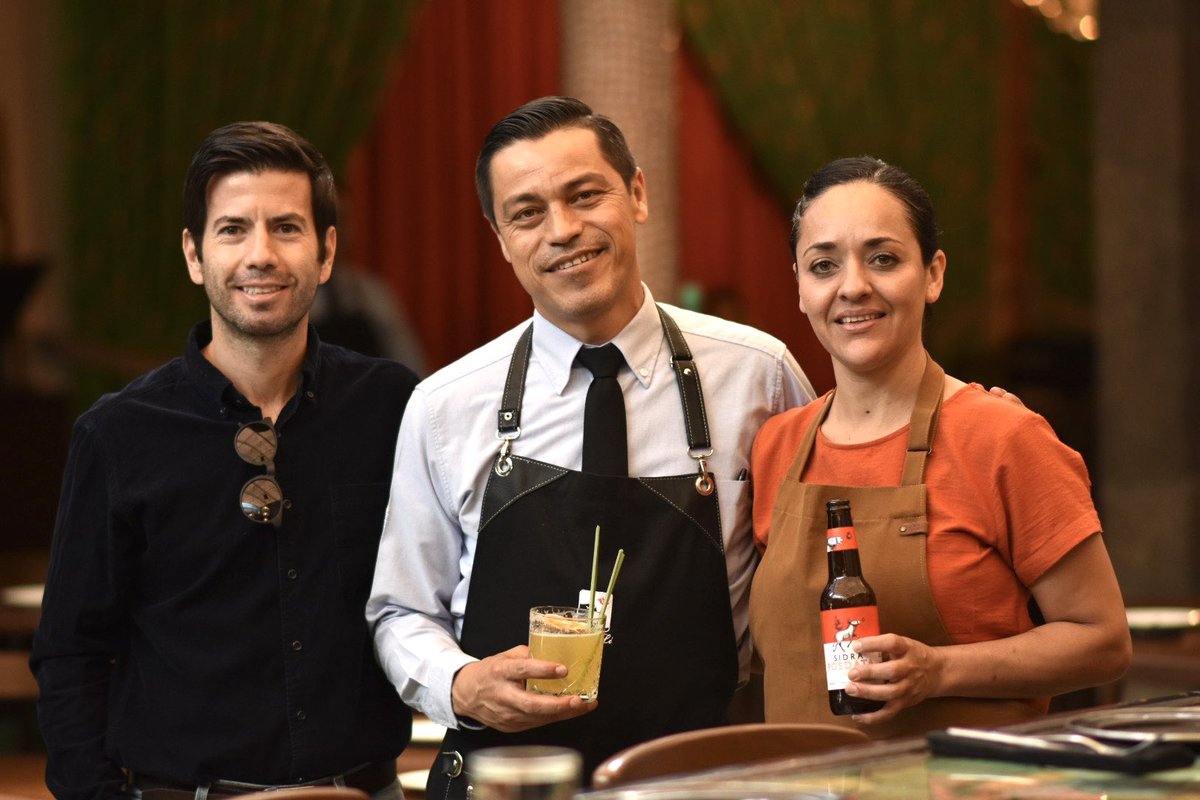 danielposdata's tweet image. Estrenamos #mandiles con la burrita blanca y cocktail en #anitali creación de la head #bartender Ale Galindo con nuestra sidra roja🍎 @posdata_sidra @ilatinarest 📍#Guadalajara