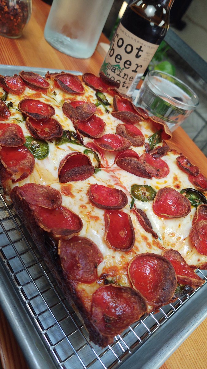 AgreeableMeka's tweet image. Thanks to @KindaFunnyVids and @GameOverGreggy for recommending @SquarePieGuys for my lunch. Got the Spicy Pep ♥️