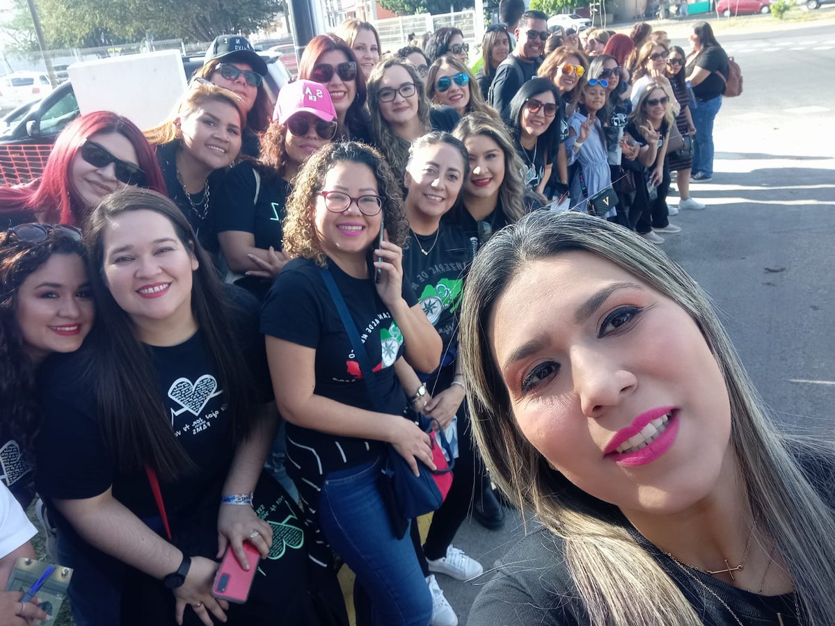 AludDeLuz's tweet photo. @alejandrosanz como en cada fecha seguimos firmes en nuestro cariño y nuestras ganas de verte. Ya te estamos esperando en Guadalajara porque no hay dos sin tres!.. https://t.co/okHG6CzIYU