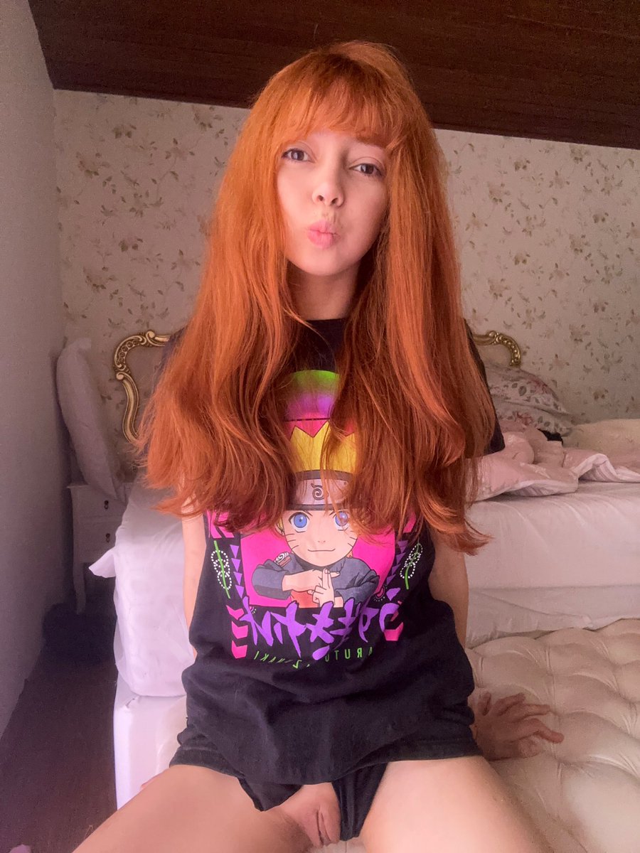 ANINHA on Twitter: "me or the playstation? https://t.me/carolinelopescute…"