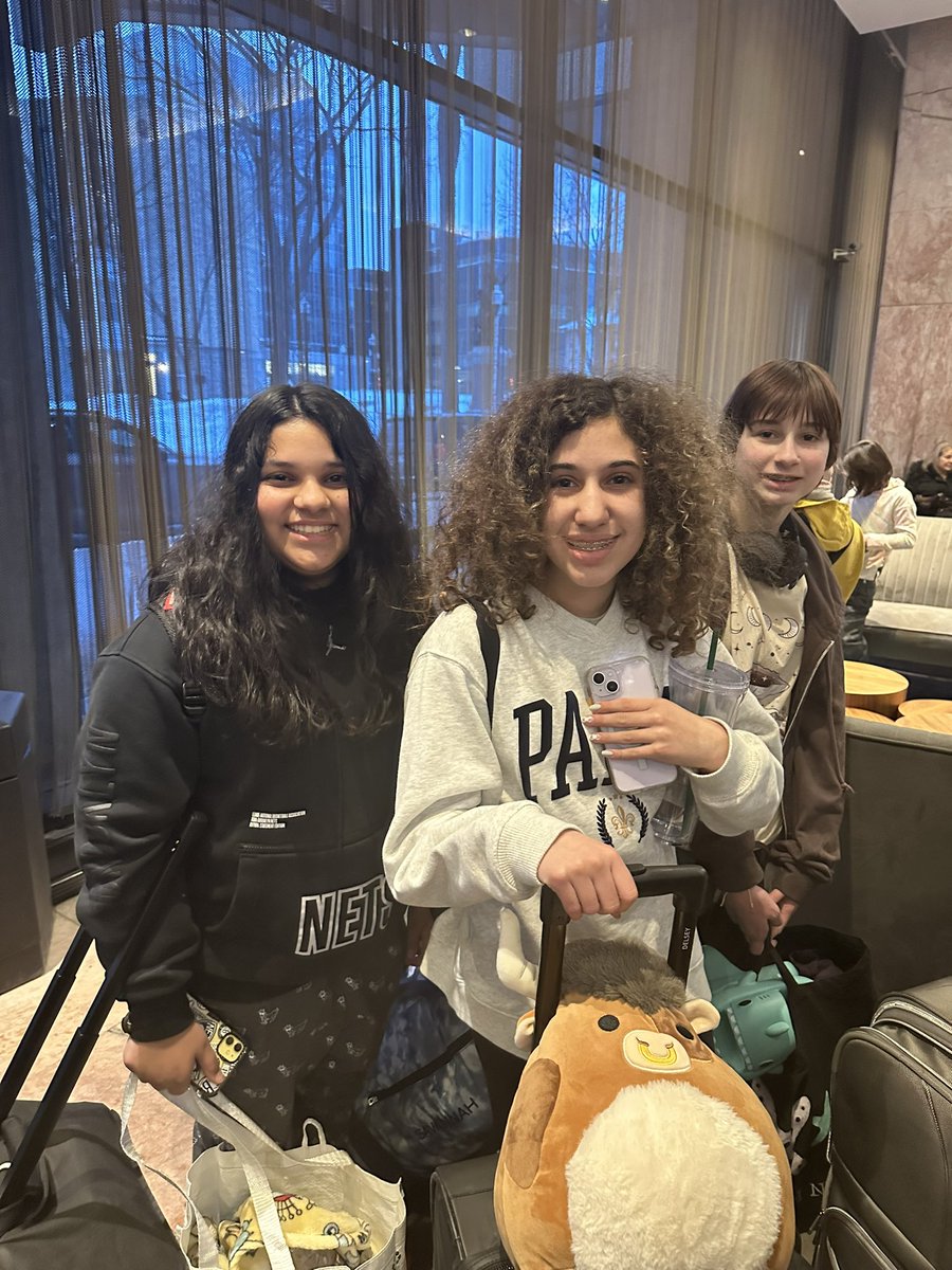 Nous sommes ici!! #WeAreBethpage <a href="/JFK_Bethpage/">JFK Middle School</a> <a href="/BethpageUFSD/">BethpageUFSD</a> @BHS_WL_Dept