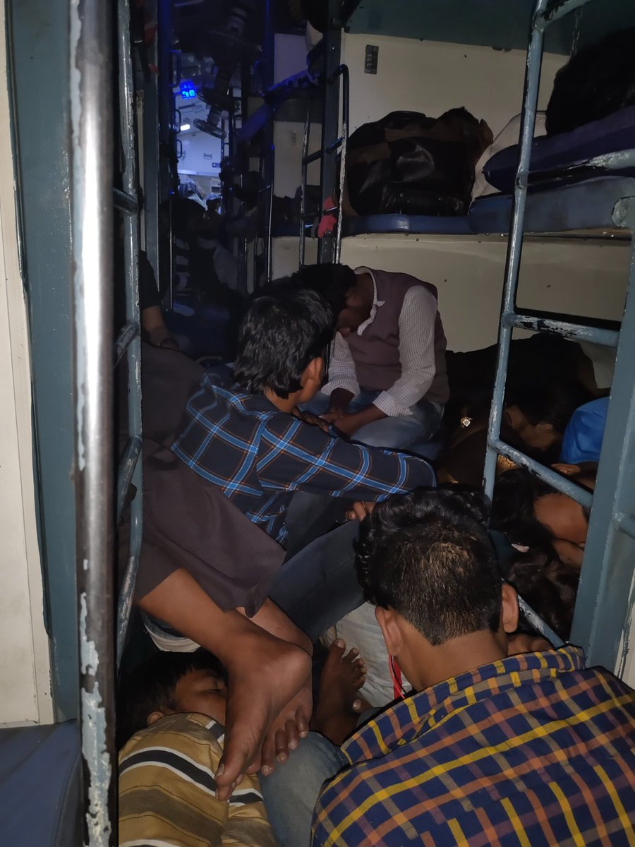 dhichhak's tweet photo. @drmncrald @RailwaySeva Details sent in dm. Another picture from other side from my seat. https://t.co/tA8WylYPQB
