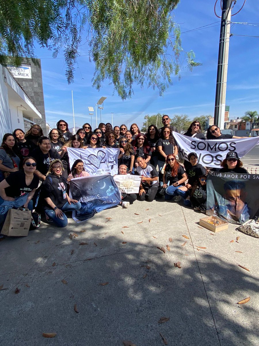 AludDeLuz's tweet photo. @alejandrosanz como en cada fecha seguimos firmes en nuestro cariño y nuestras ganas de verte. Ya te estamos esperando en Guadalajara porque no hay dos sin tres! https://t.co/q7lkdG0YZU