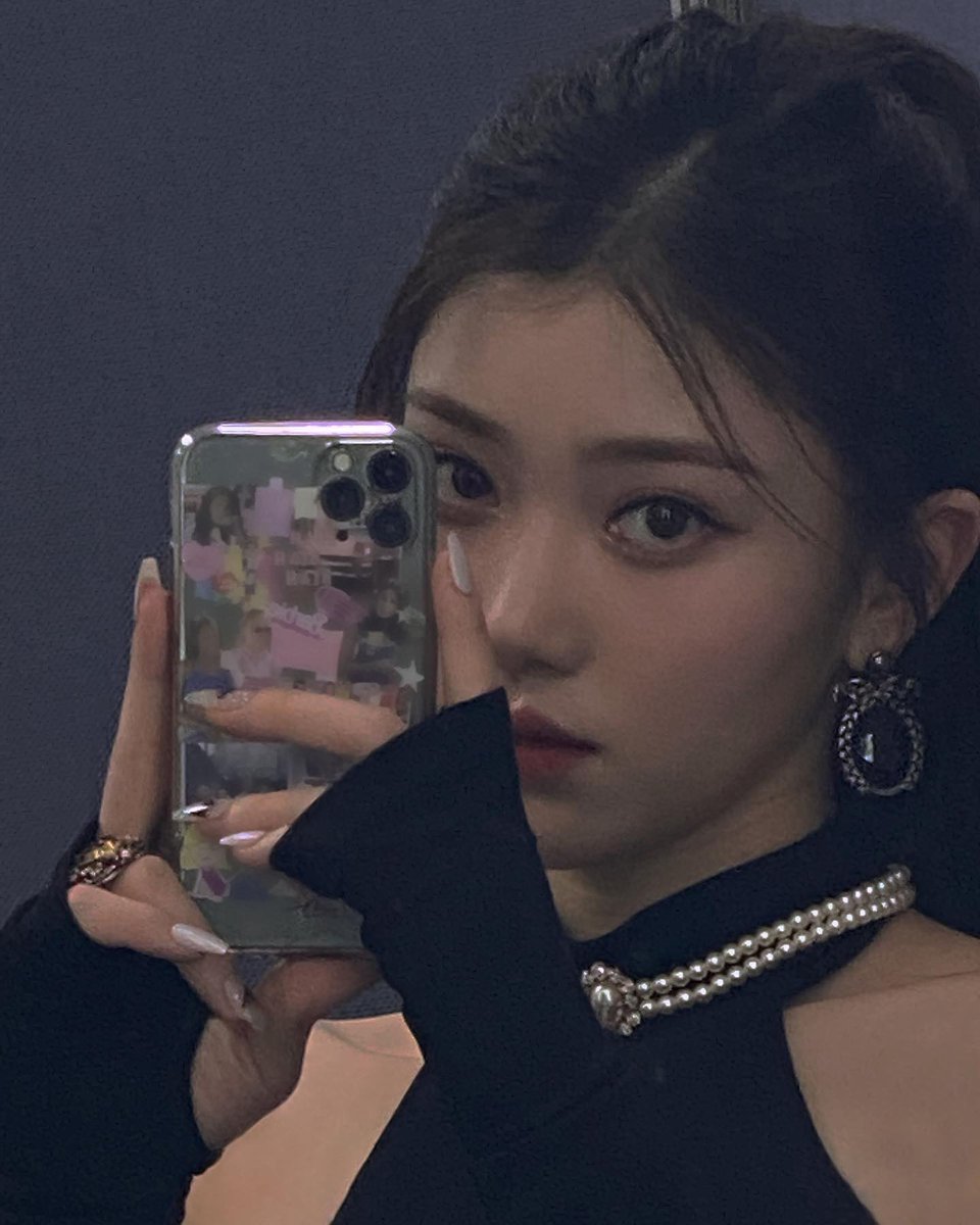 ˒˒ Mi calendario marca que hoy es día de usar #𝟬𝟰𝟬𝟯𖠰ᴄᴏᴅᴇ porque llegó el #𝔸tsu۵𝐃ebut y como fan de mi chiquita no me lo podía perder. Si escuchan a alguien cantando #おすし𝖃𝕺𝖃𝕺, soy yo que no puedo sacármela de la cabeza. 

꒷ ៸៸  𝖇ɑd luckγ.  ⏝  🐈‍⬛   𝐧ovɑ  ៹