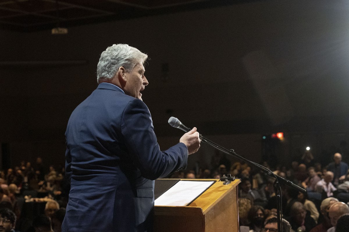 OntLiberal's tweet photo. "Ontarians are counting on us. We’ve got to defend public health care &amp; fight for their future. And we’re going to continue to fight for great public schools for our kids, a real plan to fight climate change, &amp; an economy where everyone has opportunity." #OLPAGM
— @JohnFraserOS https://t.co/xwNLfmQPtf