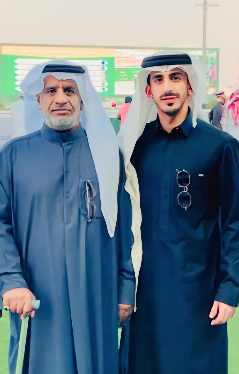ArifAlhaydar15's tweet photo. الوالد الشيخ صالح بن حمد ال حيدر 
حضوره كان سند لي ودعم داخل الميدان والله يطول عمرك يبو حمد ويجعلني عند حسن ظنك 🤍🙏🏻#نجران https://t.co/9mAzdG2QeJ