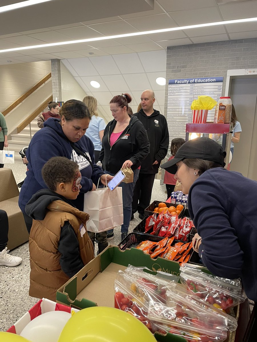 So much fun today at the 4th Annual Early Years Carousel! A big thank you to everyone who came out to support and all the generous donations!  🎠💙 @EY_uwindsor #earlyyearscarousel2023