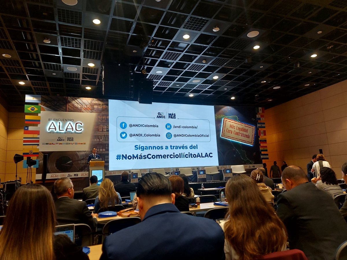 escuelagob_UHE's tweet photo. Hemos acompañado la delegación de Ecuador🇪🇨 a #ALAC2023, compartimos espacio de trabajo con @CamaraCIP, @ANDI_Colombia, @NoFalsificacion, @Fecaica_, @ANDIHonduras, @BipStrategos y representantes de la industria afectados por el #ComercioIlícito...
https://t.co/2Osi3jNT3z https://t.co/VlH9dpxTua