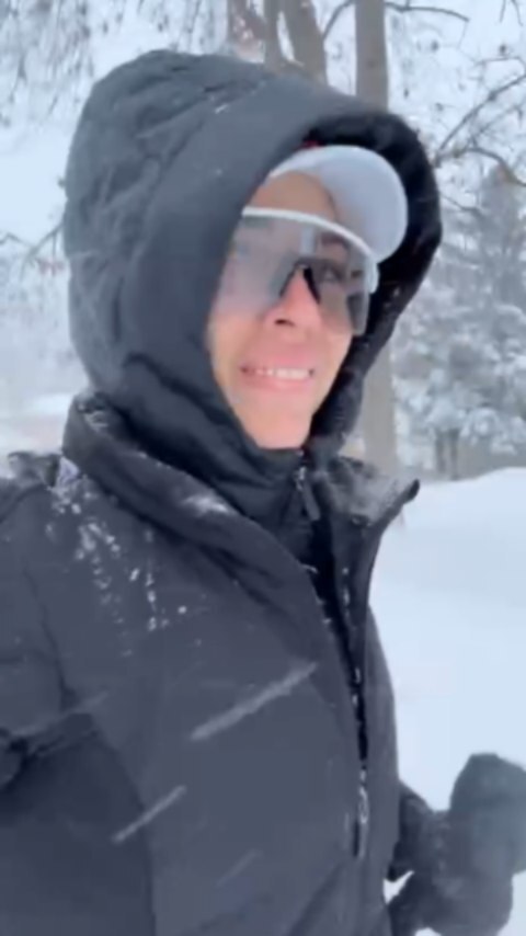Cuando eres una cubana apasionada por correr 🏃‍♀️, pero vives en Canadá... 🥶 ni 25 cm de nieve ❄️ te van a impedir salir a la calle a hacer lo que deseas profundamente: CORRER. 🤍 Yisel @adrmchsr lo demuestra a diario durante el crudo invierno canadiense.… instagr.am/reel/CpYjTd4Nr…