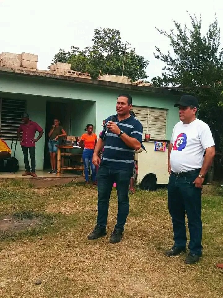 AlexCespedes00's tweet photo. Los candidatos a diputados #Moa @alexeimtnez79 y Leonardo René Rosell López dialogaron con el pueblo y recorrieron la circ. 33 y 34 del C/P Mango - Joselillo.
#Moaprimeraporeltrabajo
#HolguinSi
#YoVotoXTodos 
@ArelisMarreroG 
@ErnestoSV8 
@lazo_mesa https://t.co/tB4DhG8nWI