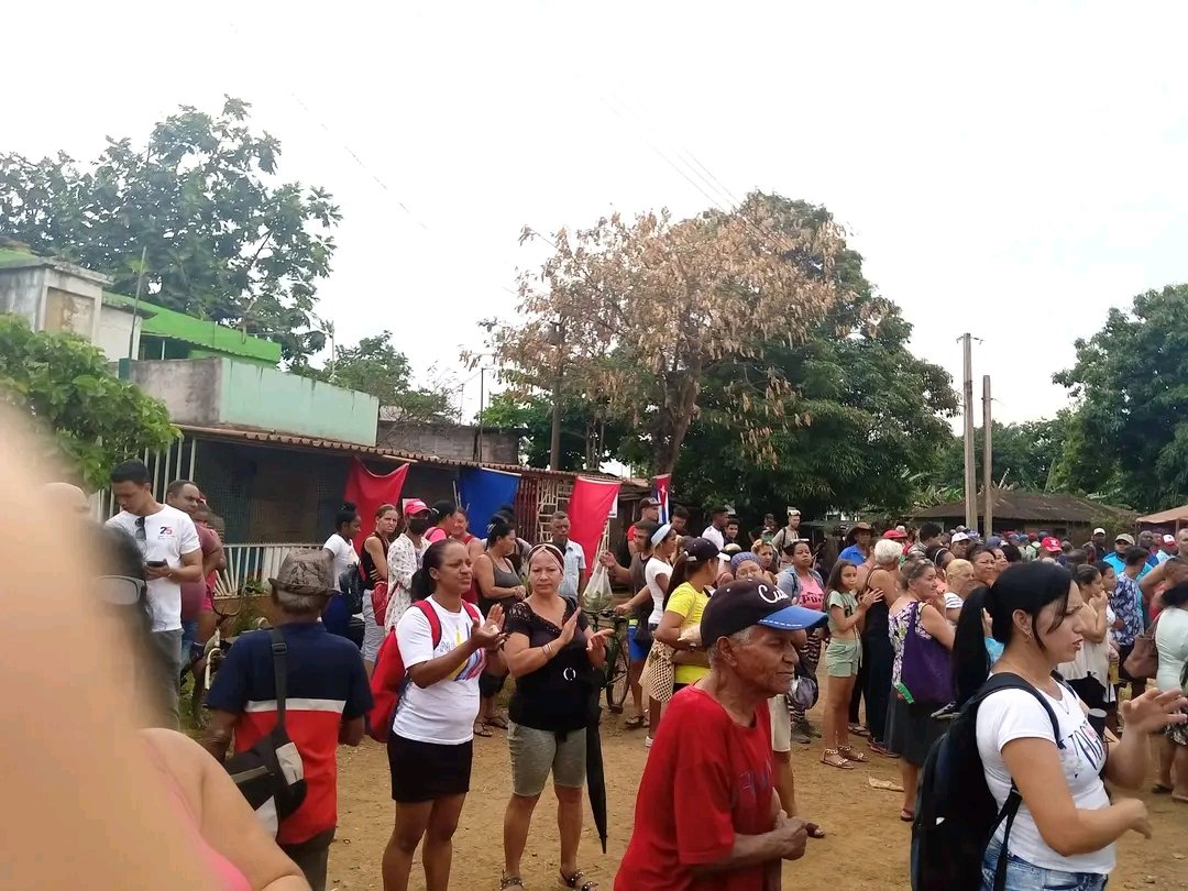 Los candidatos a diputados #Moa <a href="/alexeimtnez79/">Alexei Martinez Mora</a> y Leonardo René Rosell López dialogaron con el pueblo y recorrieron la circ. 33 y 34 del C/P Mango - Joselillo.
#Moaprimeraporeltrabajo
#HolguinSi
#YoVotoXTodos 
<a href="/ArelisMarreroG/">Arelis Marrero</a> 
<a href="/ErnestoSV8/">Ernesto Santiesteban Velázquez</a> 
<a href="/lazo_mesa/">Jorge Félix Lazo Mesa</a>