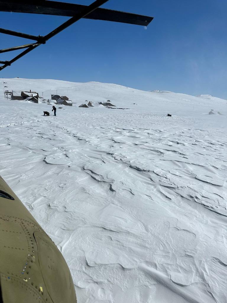 TheCalGuard's tweet photo. White as a GHOST: at gold-mining ghost town Bodie State Historic Park late Friday, a CH-47 Chinook helicopter based in Stockton floats a deep snow landing, delivering a satellite phone to one VERY isolated @CAstateparks ranger stationed there.
@CountyOfMono @CAGovernor @Cal_OES https://t.co/1KtKqUFQyb
