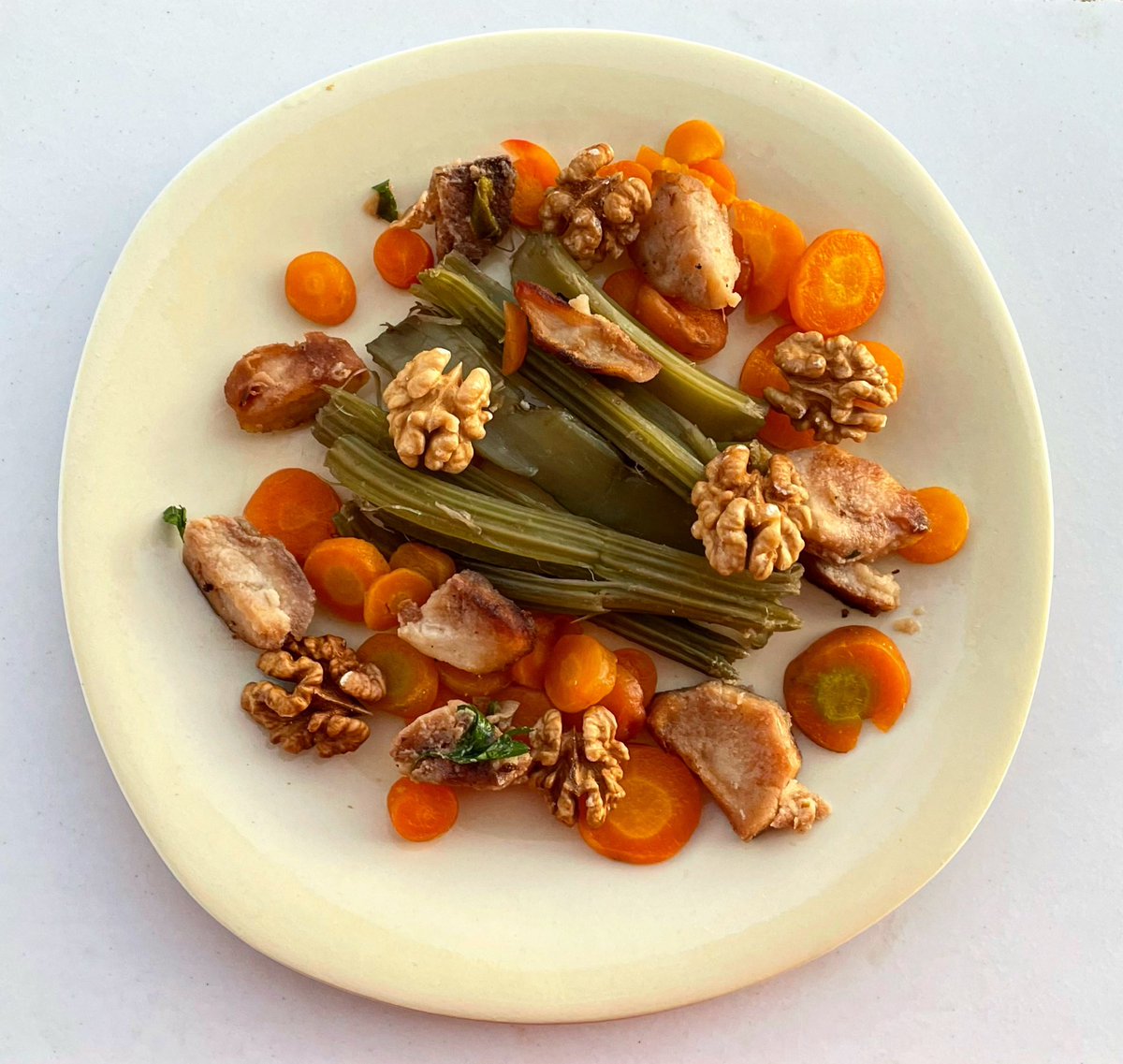 Igetyss's tweet photo. Truffe blanche carotte sauté noix et asperges 
#healthy #meal #dz https://t.co/EjDct1UNpz