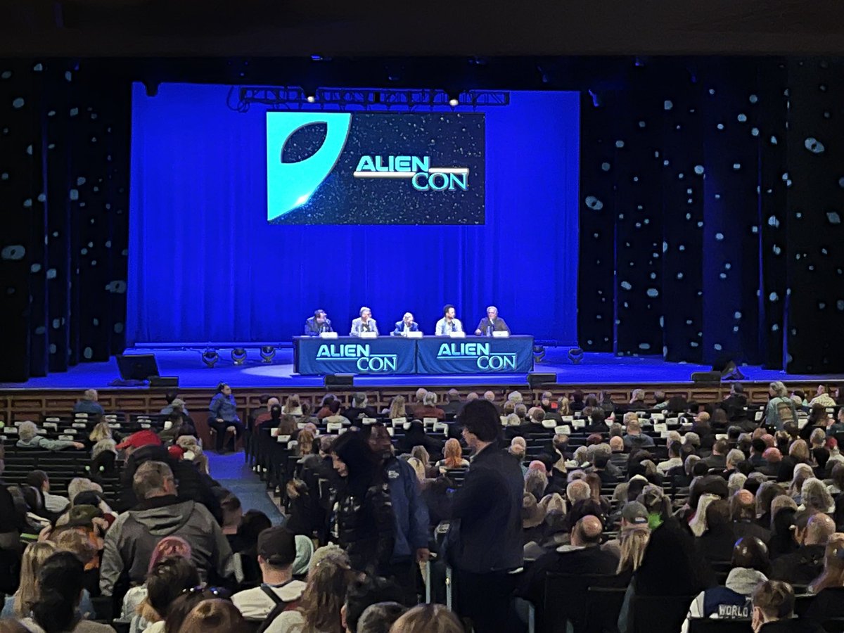 FrankForteArt's tweet photo. Hanging out @TheAlienCon booth #214 in #pasadena #ca all weekend @AncientAliens @Tsoukalos #aliens @HISTORY #ufos #ancientaliens #flyingsaucers check out cool jewelry @krixomatic booth and Giorgio Tsoukalos #aliencon #thealiencon #ufo https://t.co/zpL7gIjVnd