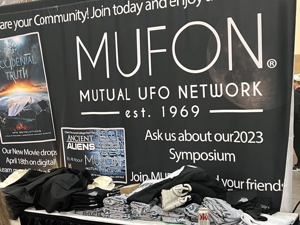 FrankForteArt's tweet photo. Hanging out @TheAlienCon booth #214 in #pasadena #ca all weekend @AncientAliens @Tsoukalos #aliens @HISTORY #ufos #ancientaliens #flyingsaucers check out cool jewelry @krixomatic booth and Giorgio Tsoukalos #aliencon #thealiencon #ufo https://t.co/zpL7gIjVnd