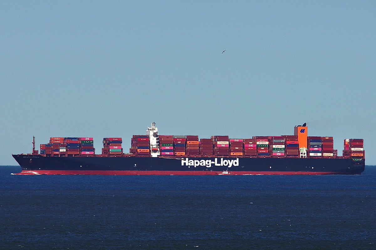 At 366 meters the AIN SNAN EXPRESS, IMO:9525869 A13-class #ContainerShip en route to Norfolk, Virginia #NIT flying the flag of the Marshall Islands 🇲🇭. With the #PilotBoat HAMPTON ROADS 🇺🇸 along the port side. #HapagLloyd #AinSnanExpress #ShipsInPics