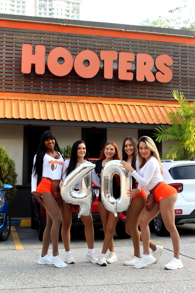 HootersPanama's tweet photo. En Panamá nos unimos a la fiesta global de los 40 años de @Hooters. Por muchos más...!!! 🦉🧡😌🙏🏻 #hootersgirl #Hooters #hooterswings https://t.co/AlPndaYH7u