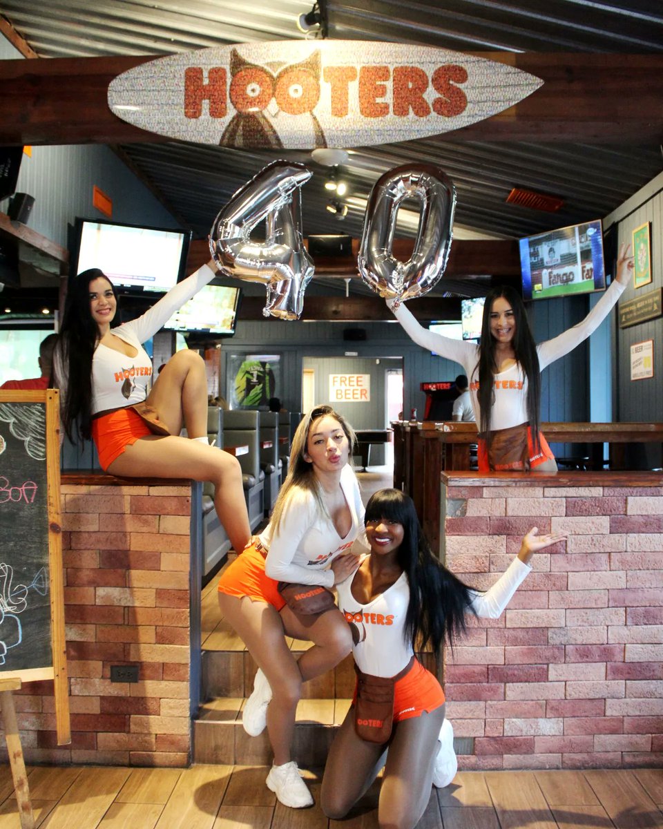 HootersPanama's tweet photo. En Panamá nos unimos a la fiesta global de los 40 años de @Hooters. Por muchos más...!!! 🦉🧡😌🙏🏻 #hootersgirl #Hooters #hooterswings https://t.co/AlPndaYH7u