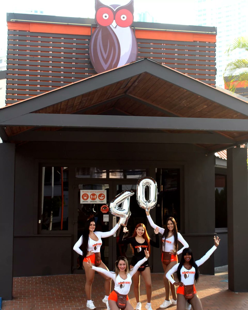 HootersPanama's tweet photo. En Panamá nos unimos a la fiesta global de los 40 años de @Hooters. Por muchos más...!!! 🦉🧡😌🙏🏻 #hootersgirl #Hooters #hooterswings https://t.co/AlPndaYH7u