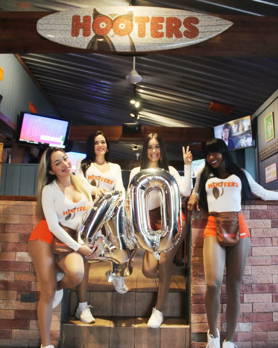 HootersPanama's tweet photo. En Panamá nos unimos a la fiesta global de los 40 años de @Hooters. Por muchos más...!!! 🦉🧡😌🙏🏻 #hootersgirl #Hooters #hooterswings https://t.co/AlPndaYH7u