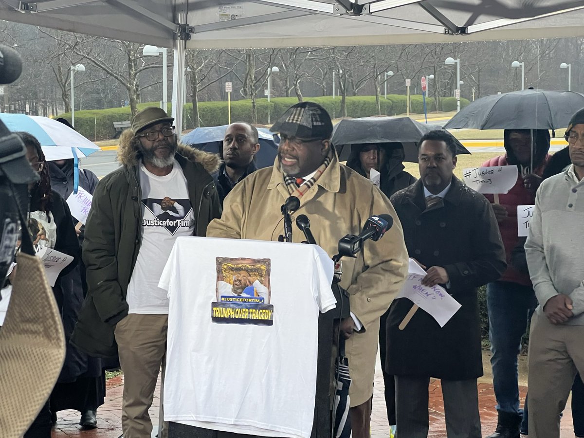 vernoncwalton's tweet photo. The elements were not the best but I’m grateful for all those who stood with the Johnson family whose unarmed son was tragically killed in Fairfax County. Justice must be served!
#timothyjohnson #goodtrouble #faithinaction #goodpolicingmatters #prayervigil https://t.co/WPRMbLX2IM