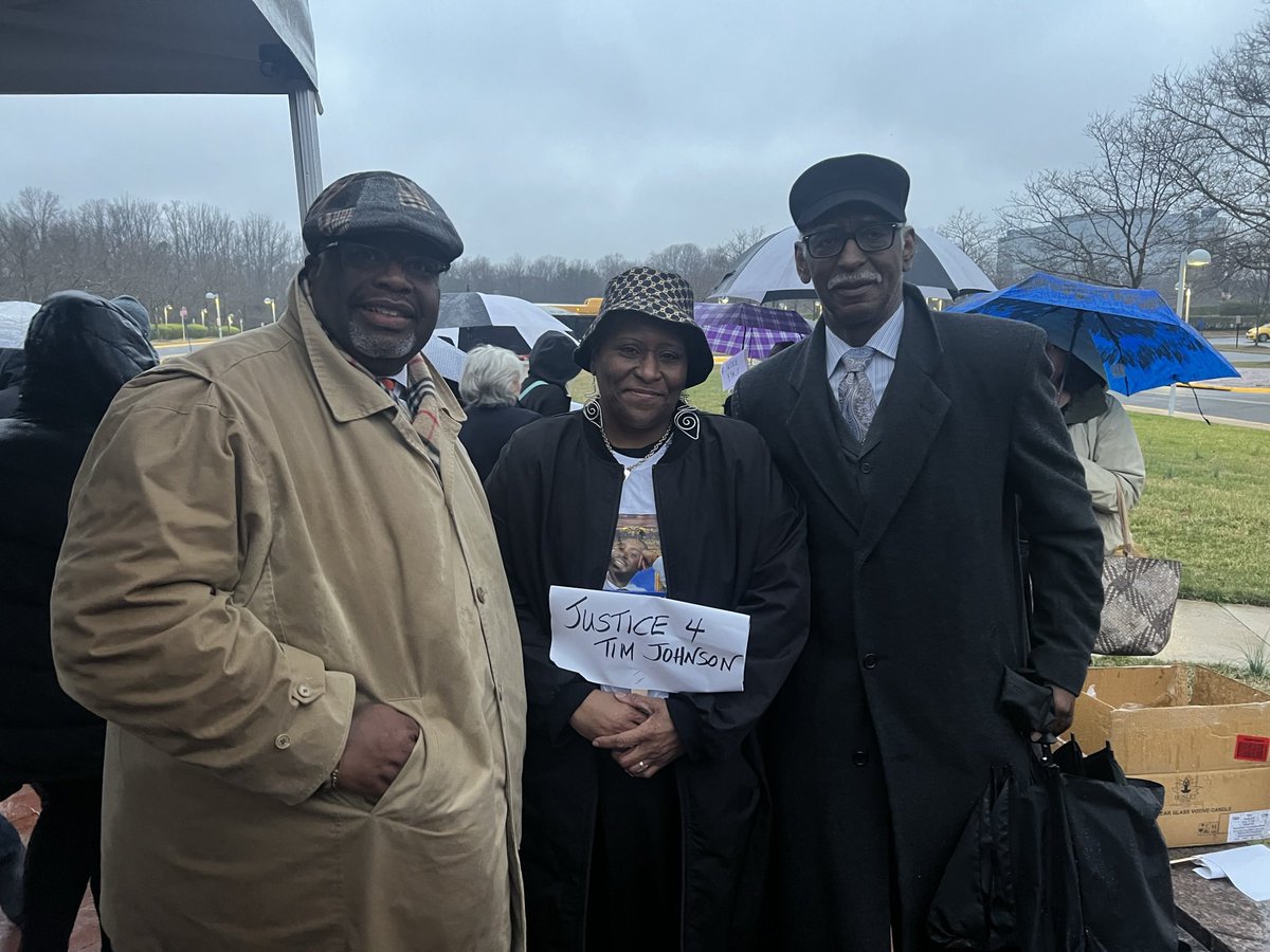 vernoncwalton's tweet photo. The elements were not the best but I’m grateful for all those who stood with the Johnson family whose unarmed son was tragically killed in Fairfax County. Justice must be served!
#timothyjohnson #goodtrouble #faithinaction #goodpolicingmatters #prayervigil https://t.co/WPRMbLX2IM