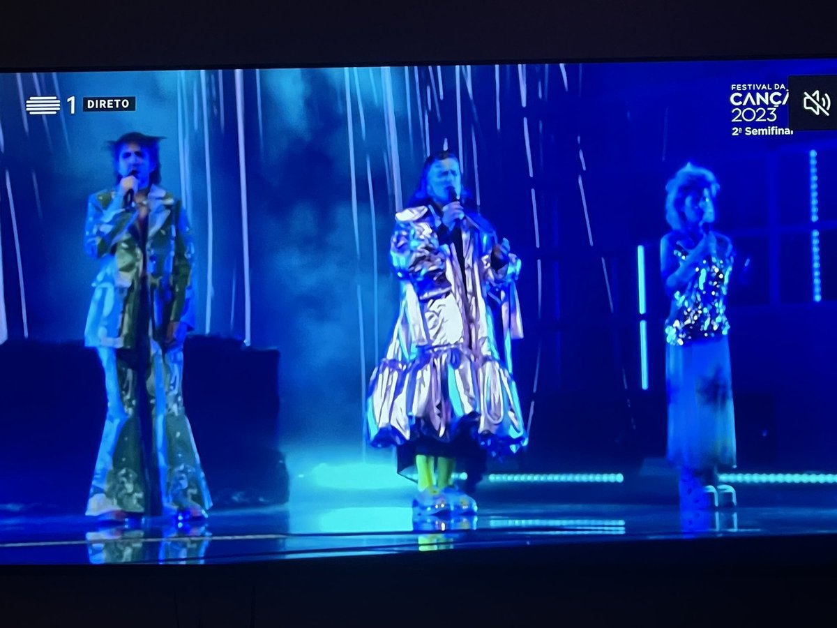 Temjuzo1's tweet photo. Que merda é está?!?!  Viva o mute! #FestivaldaCancao https://t.co/V7kSX5N14i
