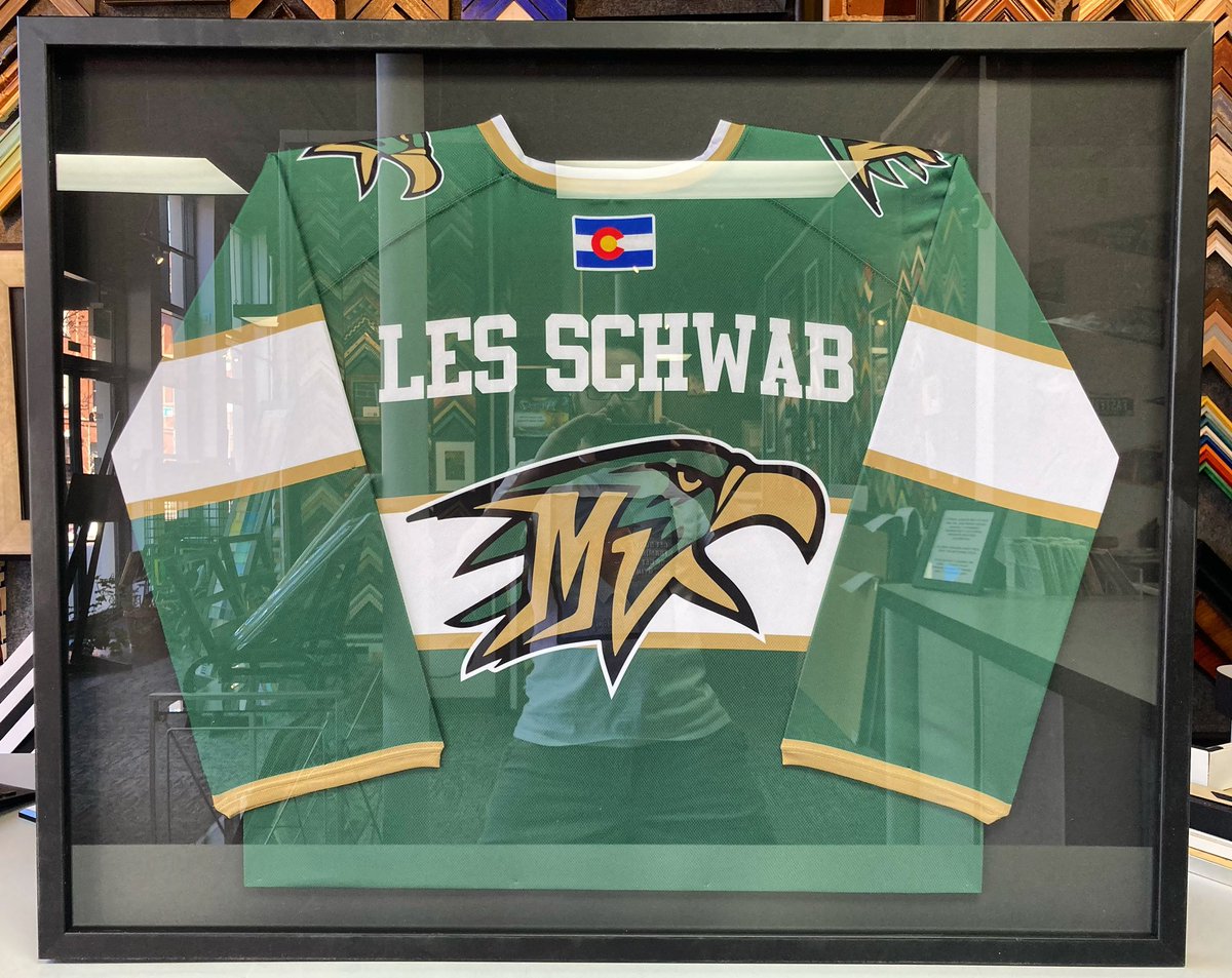 5280customframe's tweet photo. ๐ We are honored to have framed this jersey for @LesSchwab! Come see why weโre the chosen jersey framed for so many Colorado companies! #art #denver #colorado #pictureframing #customframing #5280customframing #jerseyframing #sportsframing #lesschwab @truvueglazing @Crescent_CP https://t.co/XQzZEu9pZH
