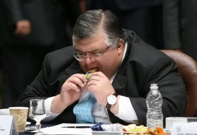 KOKIDUMONT's tweet photo. @lopezdoriga Ya se les olvidó que lo único que subió fue su peso, porque el salario mínimo estaba en 65 pesos... https://t.co/dE9YeCBQ4Q
