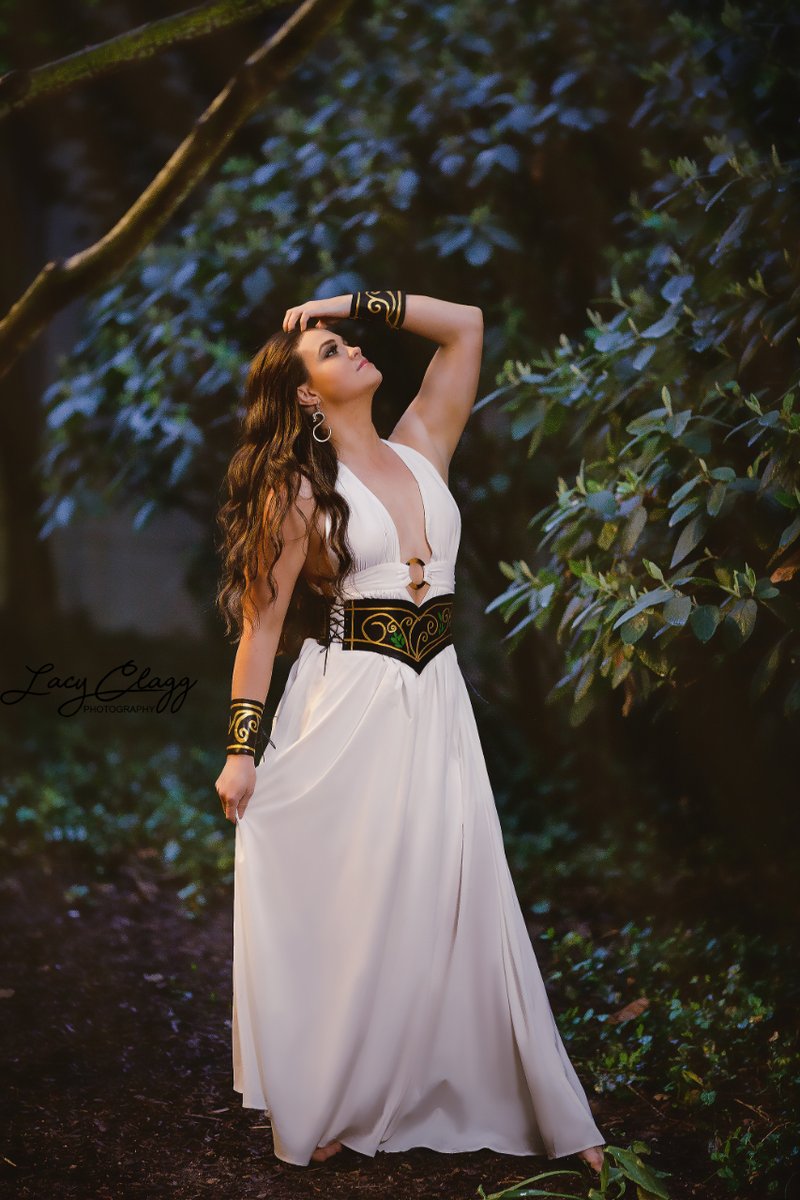 lacyclagg's tweet photo. I feel like this is giving 'main character of a fantasy novel' energy. What do you think. Maybe she was spurred by her mate and then runs away to the woods to find her true love all while battling massive trolls? I dunno.. thats just what I think. https://t.co/9zexUixkNa