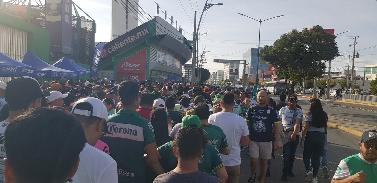 Recomiendo al <a href="/clubleonfc/">Club León</a> optimizar la logística de ingreso al estadio.  Un ingeniero industrial te puede ayudar a rediseñar el proceso de forma voluntaria (con gusto te ayudo).  Ya inició el partido y es un caos el ingreso #ExperienciaDelUsario