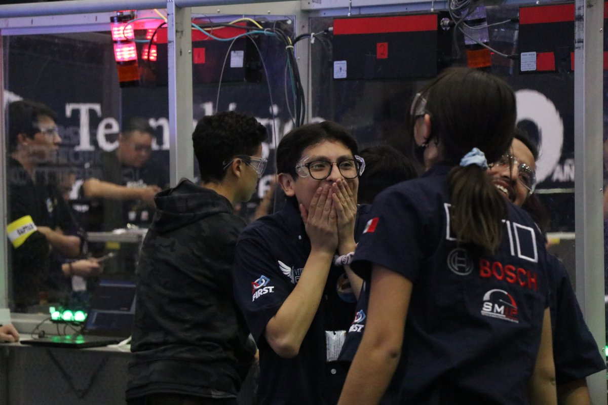 ConectaTECmx's tweet photo. Las emociones están a flor de piel mientras nos acercamos a la gran final del primer regional de #FIRST en el @TECcampusMTY 🤖💙
@Prepatec #FIRSTMTY #FIRSTMX #CHARGEDUP https://t.co/p3u5l2Sdgk