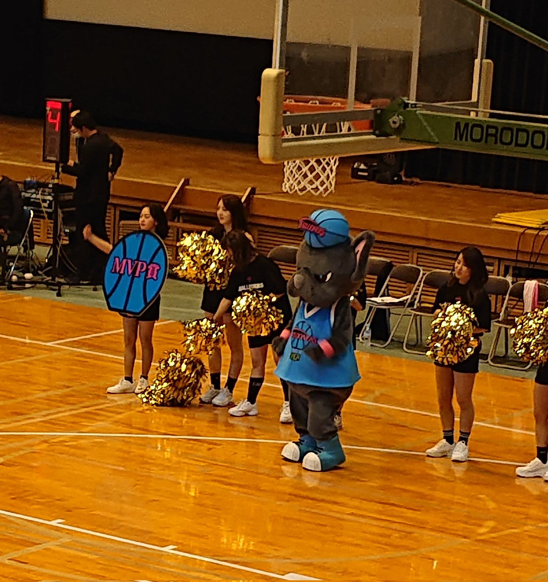 s1k15y's tweet photo. B3のときから試合を見に行き、B2になって観客も増え続けバルビーナスの衣装もだいぶ変わったな😆
今はまっているのはMIYONちゃん💓バランスボールから滑り落ちていくインスタストーリーでもっていかれた笑
#MIYON
#valvenus https://t.co/XCVgm3qqDp
