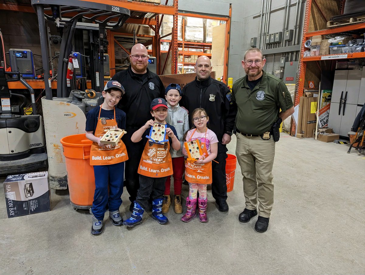 MethuenPolice's tweet photo. Our first “Hammer With A Cop” event was a huge success today!!  Thank you to everyone who showed up.  Officers helped attendees create a small handheld pinball game.

Thank you to Home Depot for inviting us to and to Mann Orchards for donating the snacks for the workshop!! https://t.co/KD9Z6GZfsQ
