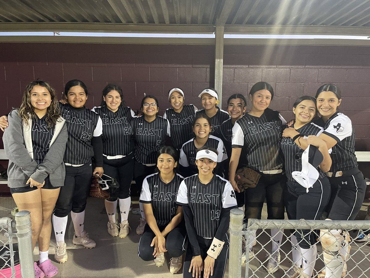 WehsSoftball's tweet photo. About last night…
Freshman Pitcher @kaylin85239610 didn't allow a single run against Donna North, throwing a complete game shutout and leading the Lady Wildcats to a victory over the Lady Chiefs!
#HWPO #StrongSideSoftball #BackInBlack #GoldStandard https://t.co/vzQi5cqmaY