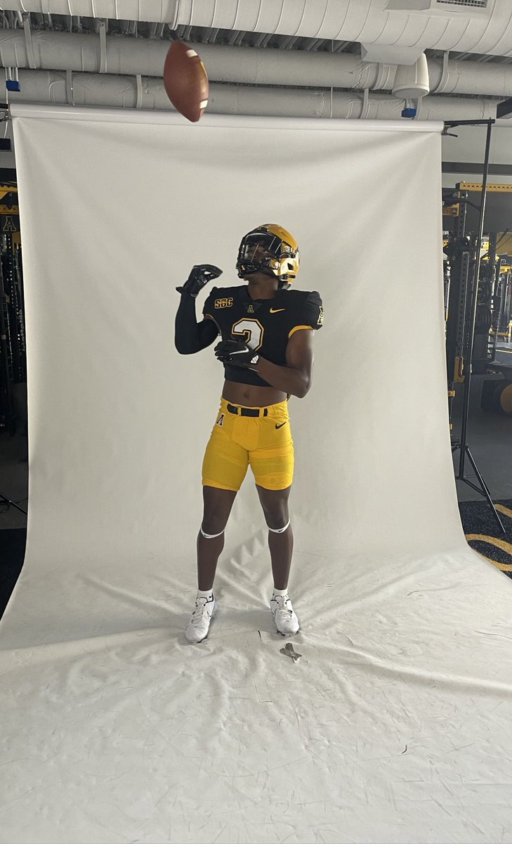 JaylenHampton17's tweet photo. I Had A Great Junior Day/ Unofficial Visit Today At App State. Thank You @BrianHainesb For The Invite. I Will Be Back In The Mountains Soon. 🎩#GoApp @NEWHAMPSTEADFB @AppState_FB @TrainerOfSpeed https://t.co/fd0WdFa7kJ