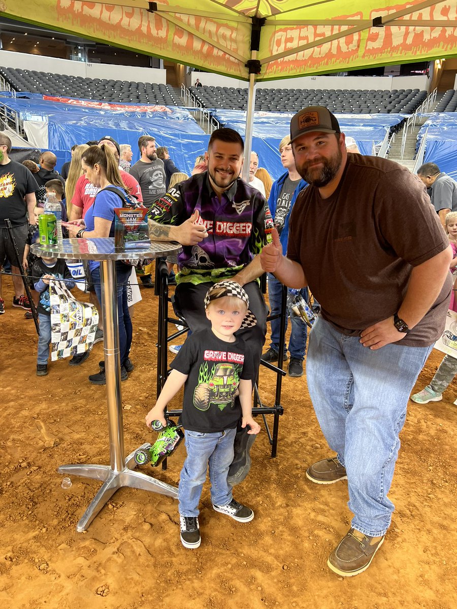 chelsiecrites's tweet photo. #monsterjam https://t.co/bvZMYKHHnK