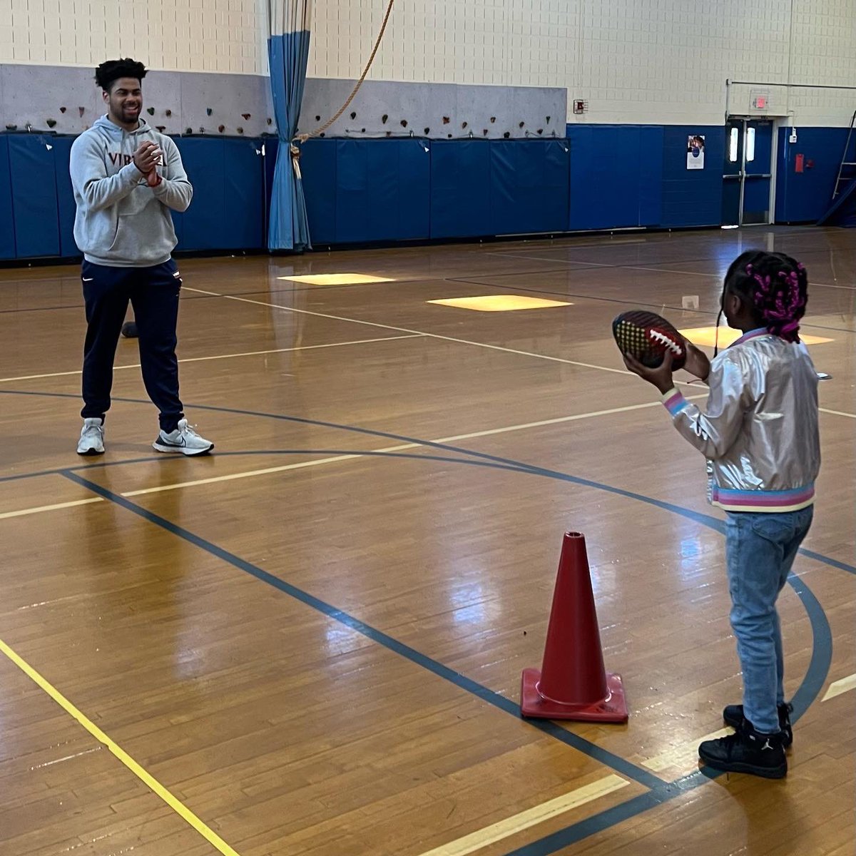 SusanOrck's tweet photo. A BIG thank you to the UVA Football players for visiting our MVES kindergarten team for our Black History Month club celebrations!  My class had a BLAST learning and playing with the BEST! 🏈 Thank you to @JoeyOrck for helping pull this together!🧡💙 ⚔️ 🐎 #WAHOOWA #CavsAndColts https://t.co/TCkGy3EkRV