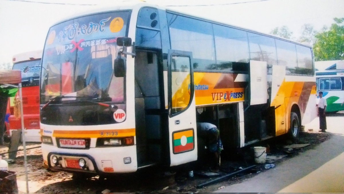 西鉄高速バスミャンマー自動車営業所の３１３３号
VIP　EXPRESSですって。