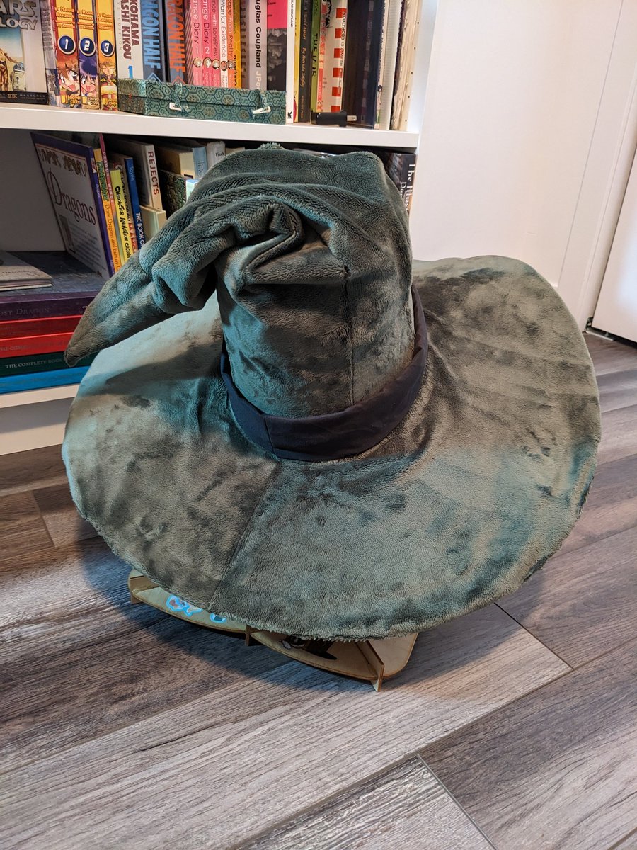 GnawsomeO's tweet photo. It's the hat of a certain vagabond swordsman.
#Slayers
#スレイヤーズ
#Zangulus https://t.co/iFYDjW5NcP