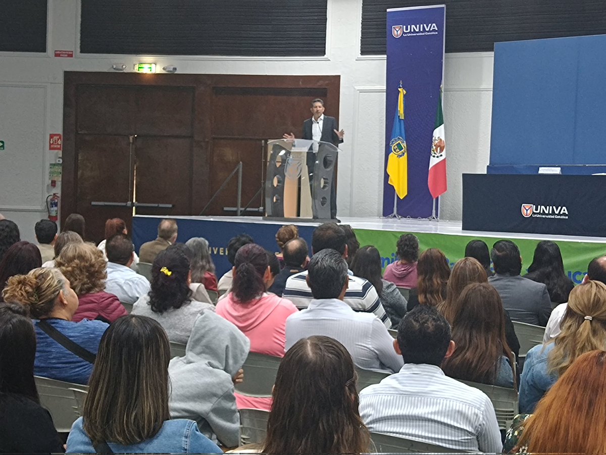 MtroFerLozano's tweet photo. Que gusto y privilegio compartir este sábado con Padres de Familia y Directivos de Centros Escolares Públicos y Privados de diferentes municipios de Jalisco, la Jornada de Formación MaPa #FamiliasEnPactoPorLaEducación y participar de la conferencia magistral de @JCFloresMiramon https://t.co/3nHaDdT8qR