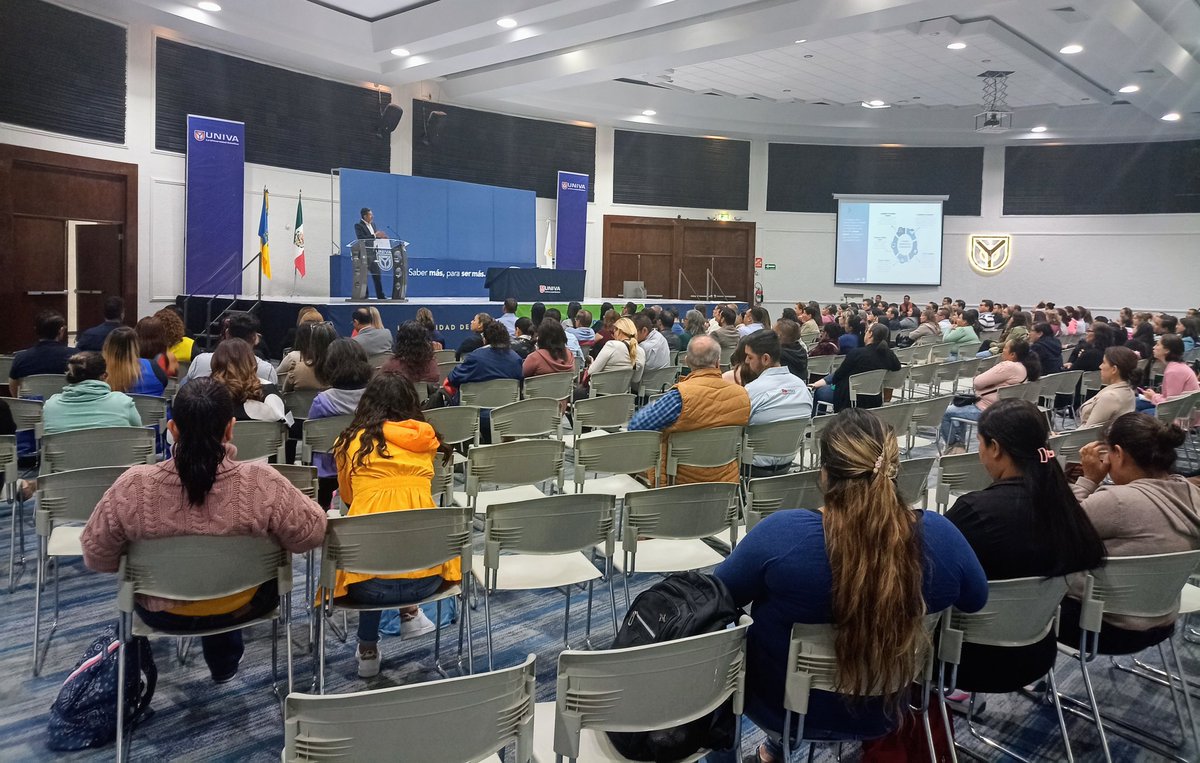 MtroFerLozano's tweet photo. Que gusto y privilegio compartir este sábado con Padres de Familia y Directivos de Centros Escolares Públicos y Privados de diferentes municipios de Jalisco, la Jornada de Formación MaPa #FamiliasEnPactoPorLaEducación y participar de la conferencia magistral de @JCFloresMiramon https://t.co/3nHaDdT8qR
