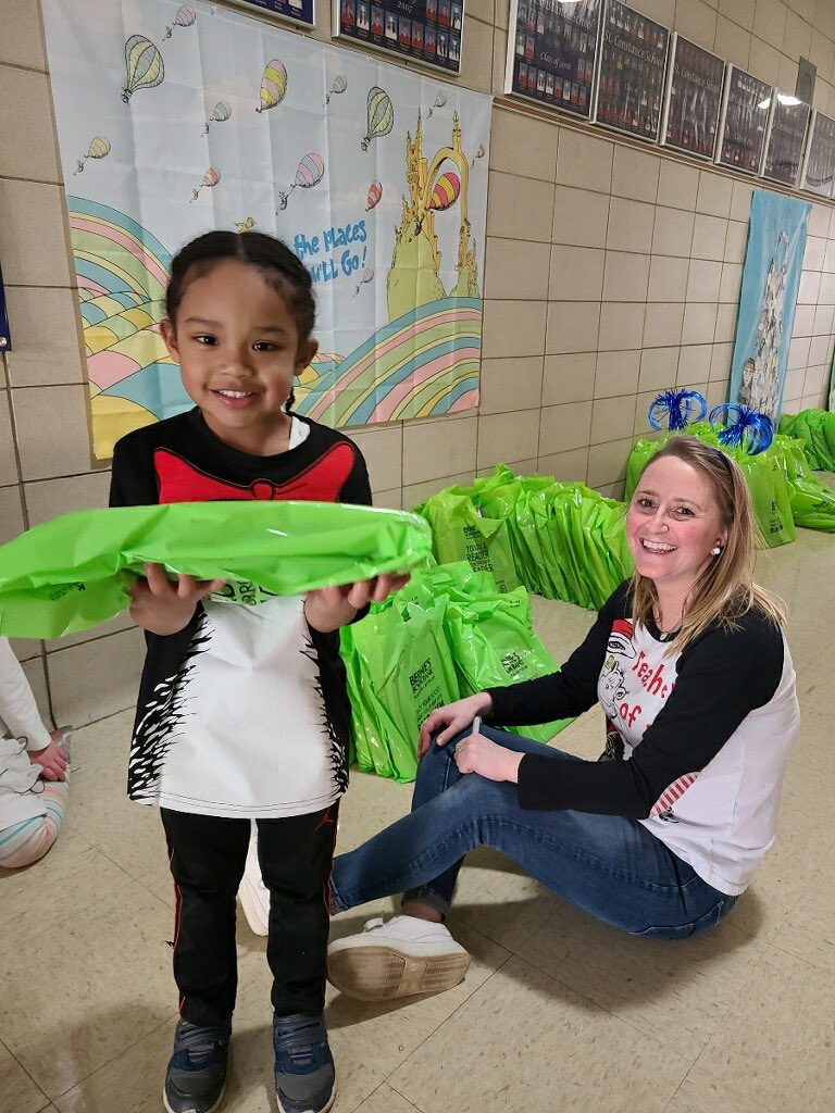 stconstance2019's tweet photo. Everyone was excited to receive a selection of books from @berniesbookbank Thank you so much! We ❤️ reading.  @ChiCathSchools @bigshoulderschi https://t.co/7IBFfriX0m
