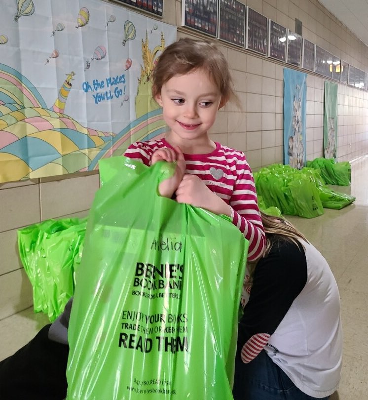 stconstance2019's tweet photo. Everyone was excited to receive a selection of books from @berniesbookbank Thank you so much! We ❤️ reading.  @ChiCathSchools @bigshoulderschi https://t.co/7IBFfriX0m