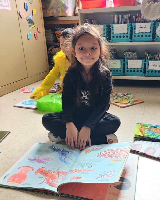 stconstance2019's tweet photo. Everyone was excited to receive a selection of books from @berniesbookbank Thank you so much! We ❤️ reading.  @ChiCathSchools @bigshoulderschi https://t.co/7IBFfriX0m