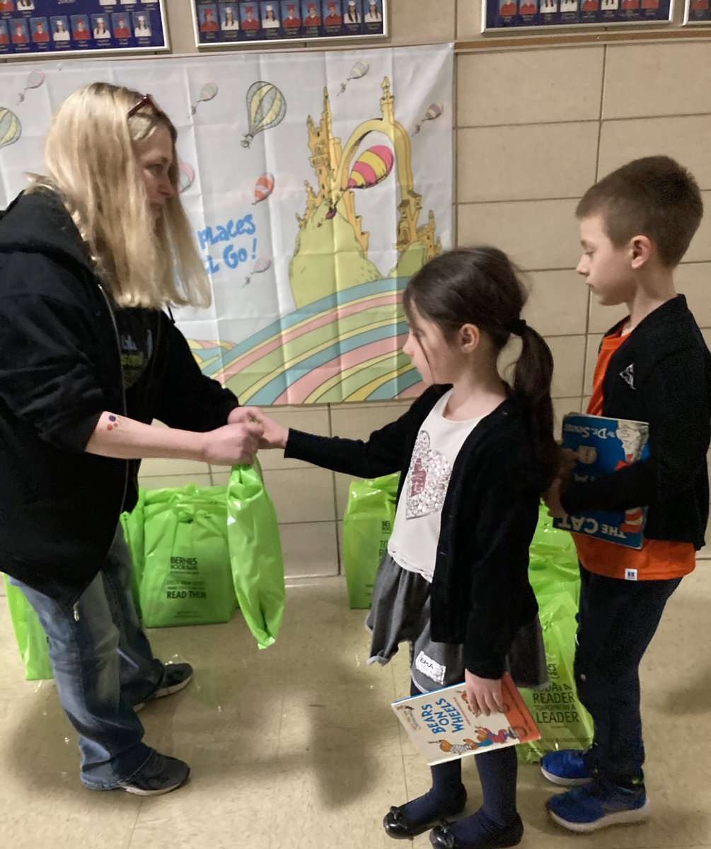 stconstance2019's tweet photo. Everyone was excited to receive a selection of books from @berniesbookbank Thank you so much! We ❤️ reading.  @ChiCathSchools @bigshoulderschi https://t.co/7IBFfriX0m